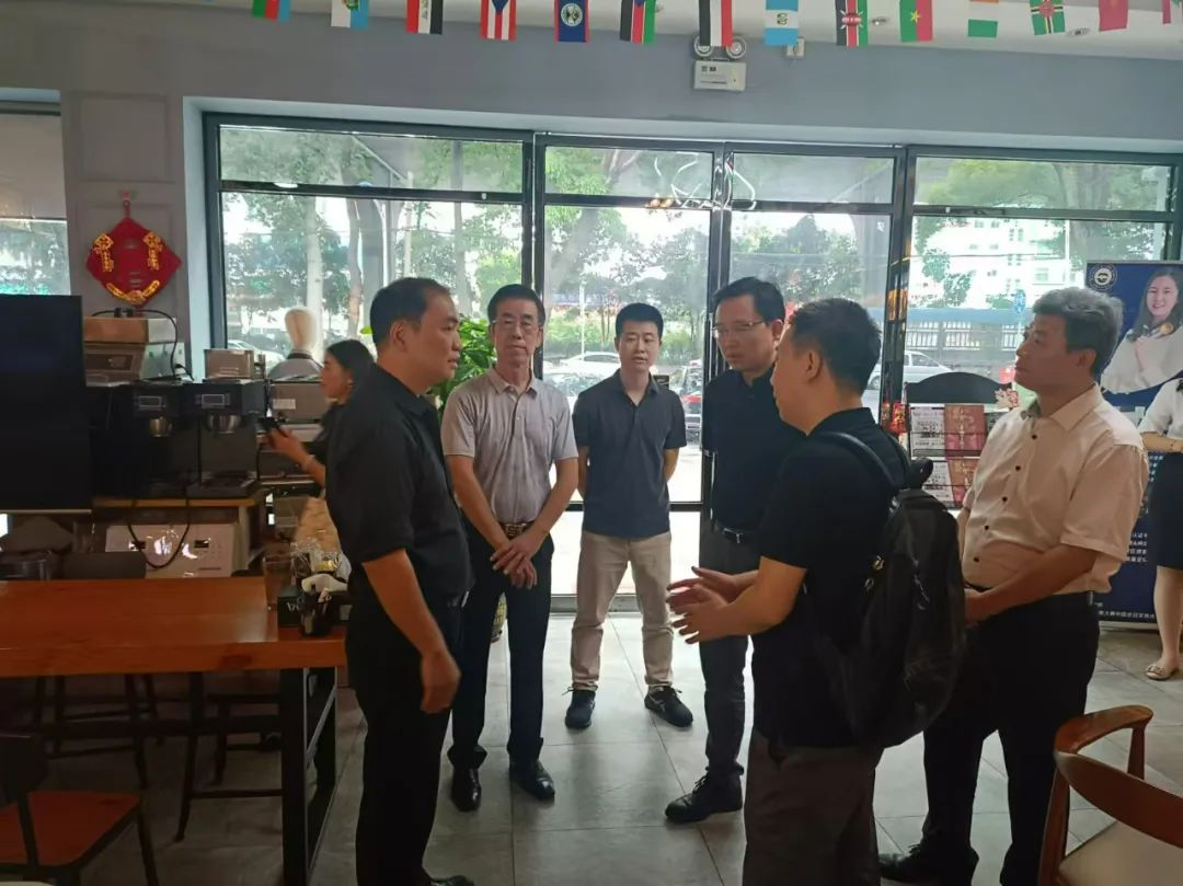 广州市政府秘书长洪谦和市商务局一行到金达咖啡饮品城调研 广州市政府秘书长洪谦和市商务局一行到金达咖啡饮品城调研